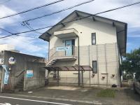 駐車場完備。ブルーの扉が目印です。