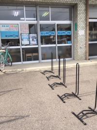 教室前に自転車や車がとめられます。