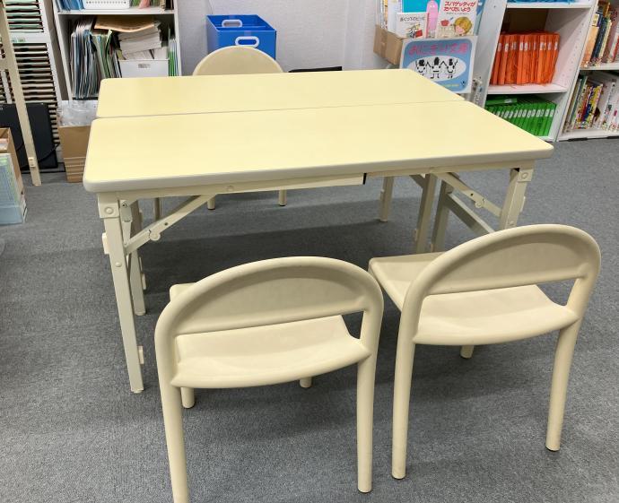 幼児さん専用の机と椅子もあります。