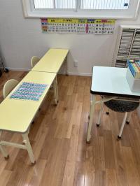幼児のお子さまは、体の大きさに合った机で学習していただけます。