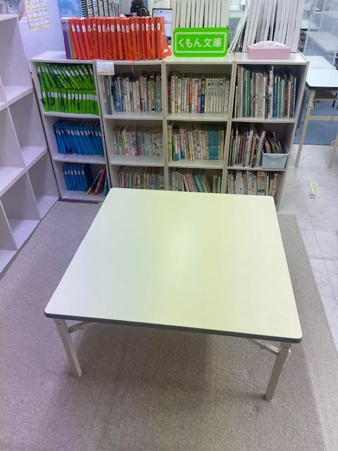 ランドセル置き場・読書コーナーや学校の宿題をする机を待合室にご用意しております。