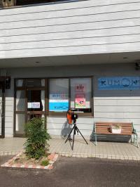 左側のドアからお入りください。