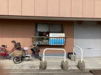 入口は建物右側にあります。