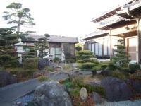 電柱を目安にお越しください!左の建物が教室です。