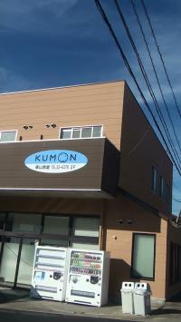 目印は丸い看板です。エブリ東山店の敷地内に教室があります。