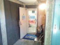 くろくま君のBaby Kumonポスターを貼っています。