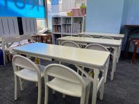 小さな子どもが学習する安定感のある机と椅子です。<br />
幼児席は2コーナーあります。