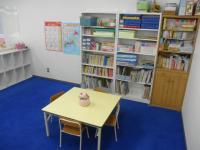 小さいお子様用学習スペースです。絵本や教具を置いています。