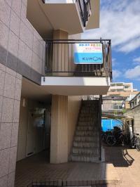 当教室の入口です。こちらからお入りください。