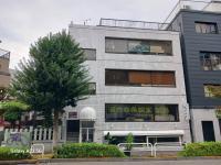 目黒三田通り三田春日神社横の建物<br />
階段のみです。4Ｆへお上がりください。<br />
