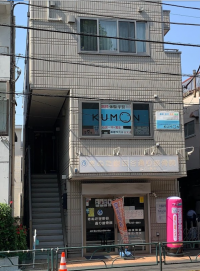 世田谷通り沿い<br />
成育医療研究センターバス停前すぐ