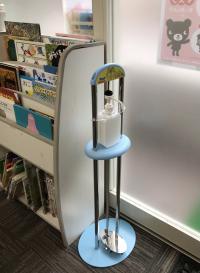 ステップ式で触れることなく手の除菌完了。非接触型体温計で検温をしてもらい入室。