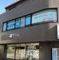 こちらの建物の２階が教室です。