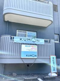 岩城神社の小山の裏手、ＪＲ線路沿いの黒とグレーのアパート。駐車場2台あります。