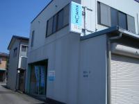 小学校から徒歩５分。家山駅からも徒歩５分です。