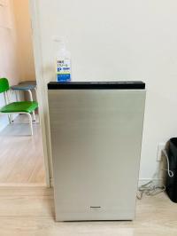 医療機関にも導入されている空気清浄機、消毒液の設置など感染対策も行っております。