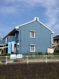 大沢川沿いからもご確認頂けます。青い建物とのぼりが目印です。