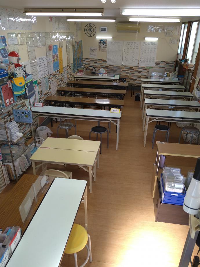 入口を入ると奥に教室が広がっています。明るい教室です。
