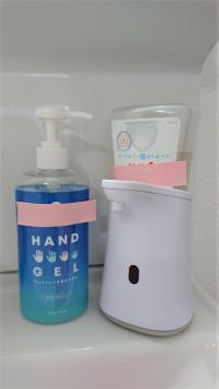 来室時には、非接触型のハンドソープでの手洗い、消毒をしてから学習を始めます。