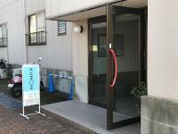 アパートの北側に階段の入口があります。