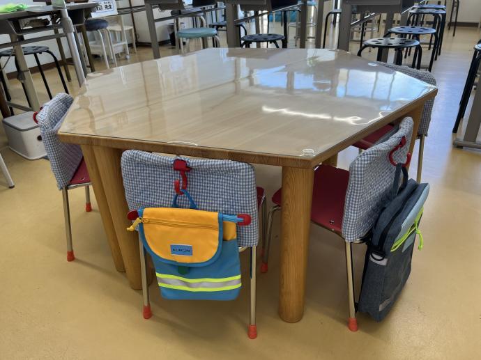 幼児さん専用の学習スペースを新設しました。椅子には公文バックを掛けられます😊