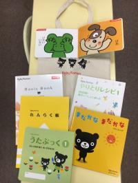 毎月お渡しする教材を使い、お子さまと「ことばのやりとり」を楽しんでいただきます。