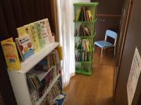 本・絵本もたくさんあります。次亜塩素酸水で手指消毒を促します。