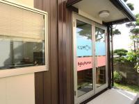 入り口は母屋との間にあります。こちらからお入りください。