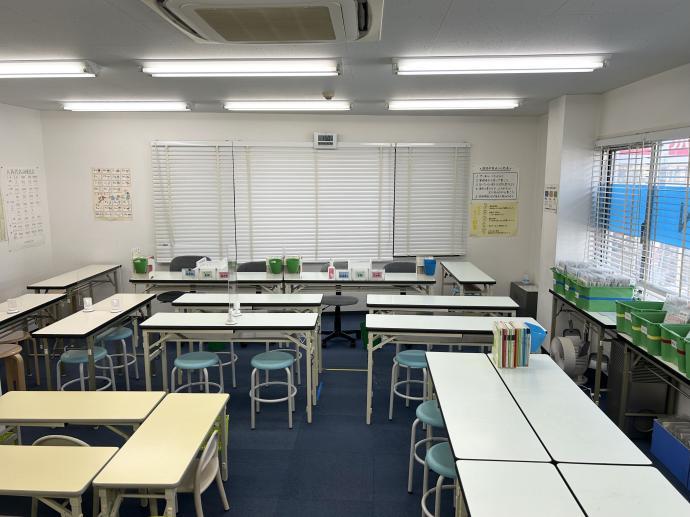約80㎡の広くきれいな教室です。<br />
集中して学習できる環境を整えています。