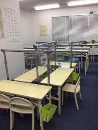 BabyKumonを行う場所には飛沫予防シールドを設置しています。<br />