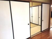 自治会館に入ってすぐ、１Fの手前の部屋が教室です。