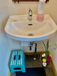センサー式の水道とハンドソープで非接触での手洗いができ、安心です。