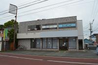 教室建物の西側に 駐車スペースあり。