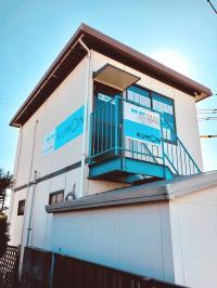 「北浜小西」交差点付近のブルーの<br />
ＫＵＭＯＮマークを目印に<br />
お越しください。