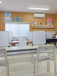 教室の机、椅子は、使用の都度、消毒をしています。