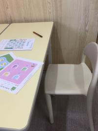 椅子には背もたれがあります。<br />