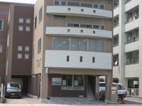 鉄骨３階建ての１階が教室です。浜松駅から徒歩１２分です。