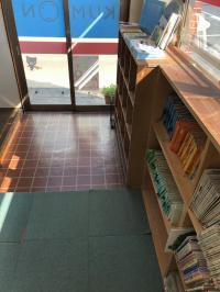 教室の玄関にベビーカーなども置いていただけます。♫