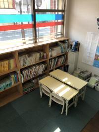 小さなお子様専用の、低い机とイスもご用意しております。