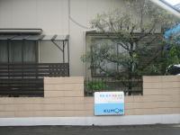 教室外観。泉小学校西側の城北団地内に教室はあります。