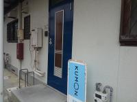 玄関は建物の裏です。ＫＵＭＯＮの看板を目印にお越しください。