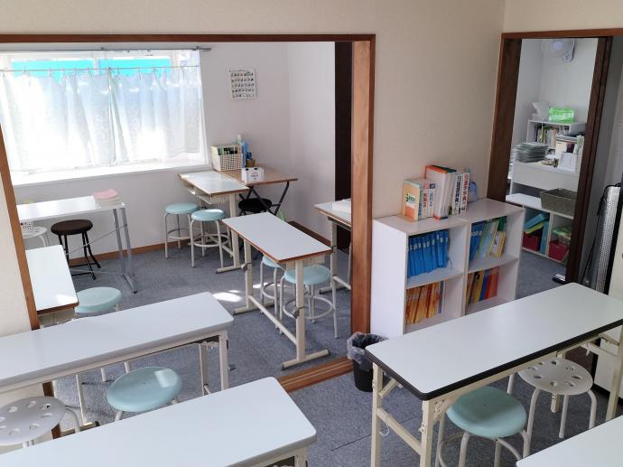 陽あたりのよい明るい清潔な教室です。両側の大きな窓と換気扇で常時換気しています。