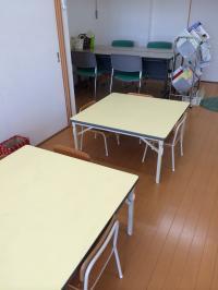 幼児用の机といすを用意しています、安心・安全を心掛けています