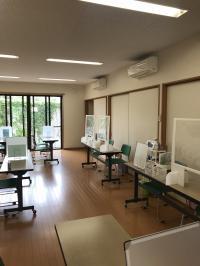 教室内は定期的に換気。消毒を行っております。