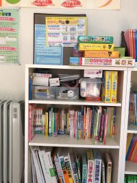 パズルやカードなどの教具も手に取ってご覧いただけます