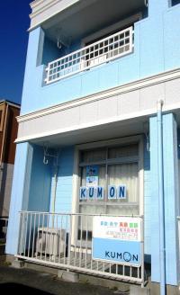 1Fの西側の部屋です。ポスター、掲示が目印です。