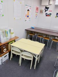 幼児用の机と椅子をご用意しています。
