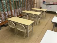 自分で座れるお子さんのために幼児用の机も整備してあります。