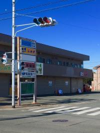 道路沿いの「KUMON」看板が目印です。