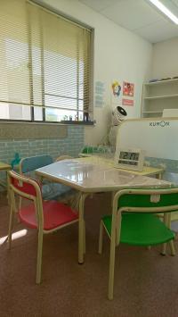 簡易ではありますが、幼児席にも仕切りパネルを設置しております。